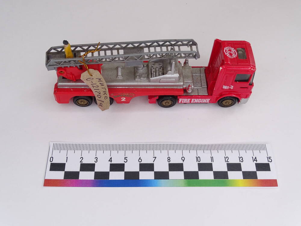 Машина с пожарной лестницей  – детская игрушка из пластмассы красного цвета. 1990-е гг.