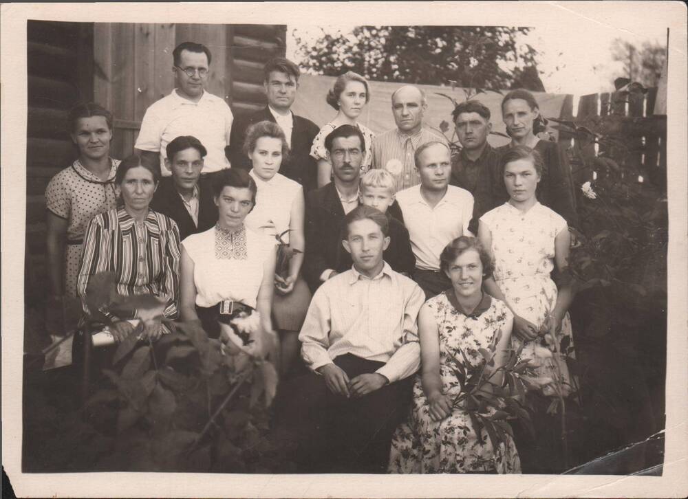 Фото: групповой снимок (17 человек) сотрудников  Зейской типографии. В третьем ряду справа первая -  Баранова Е.П.