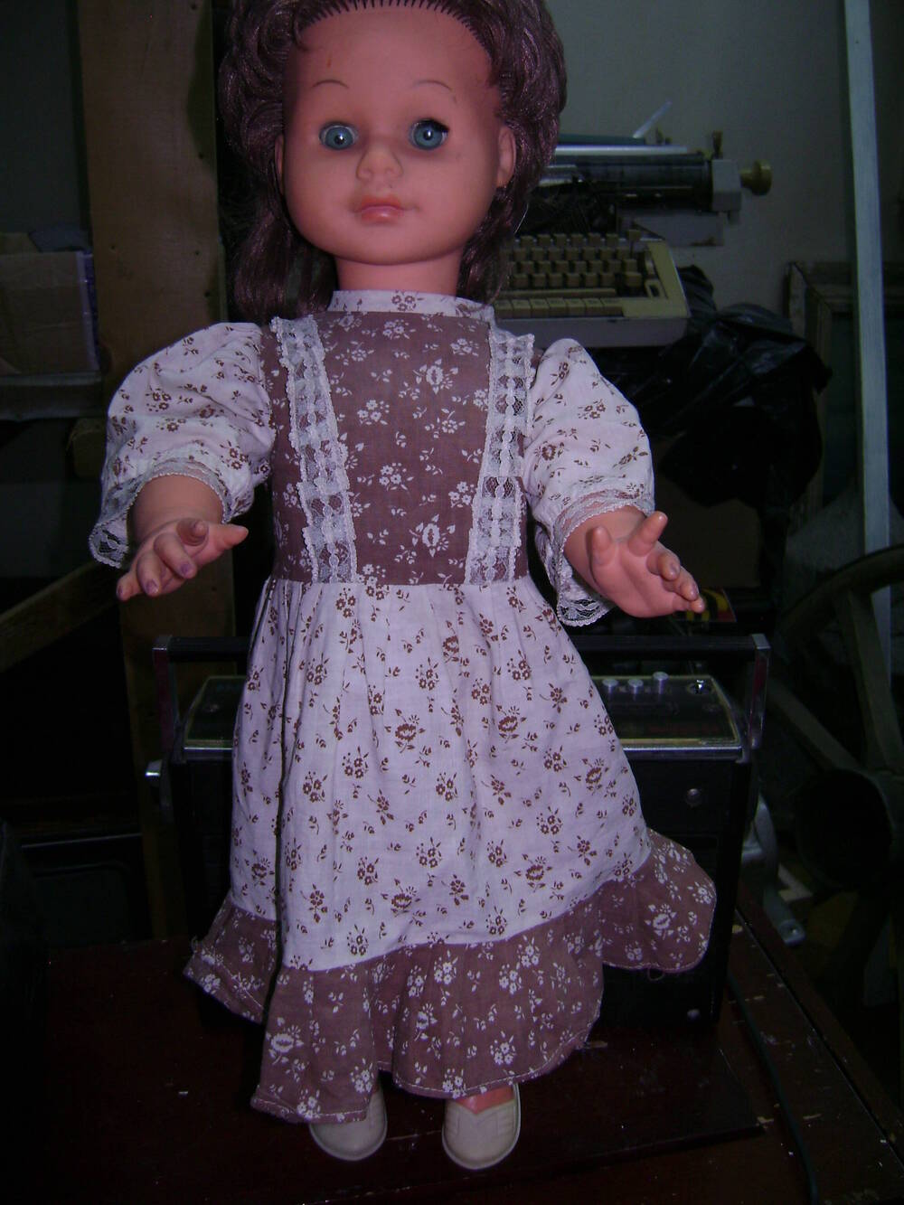 Кукла в бело-коричневом платье. Игрушка детская.