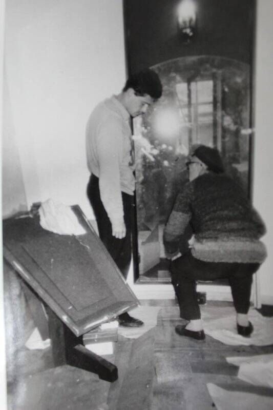 Фотография. Завершающий этап перед открытием музея. Монтирование витрин, экспозиционные работы. Сентябрь 1990г.