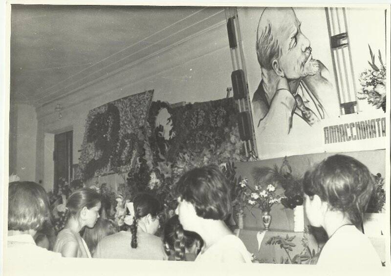 Фотография. Групповая. Посетители 6-й городской выставки цветов. Сентябрь 1969г.