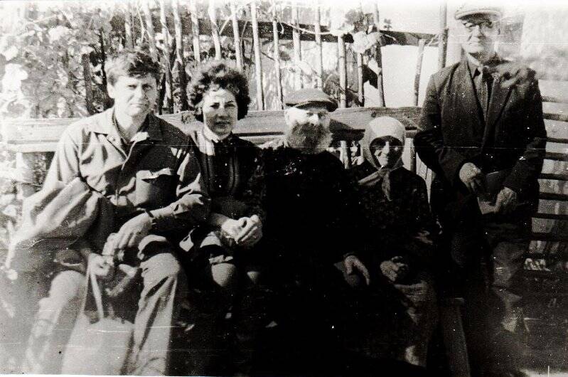 Фотография. Сидят. Мироманов И.Г. (стоит слева). На лавочке сидят супруги Губины и их внук с женой. 09.09.1971г.