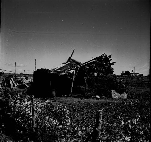 Негатив чёрно-белый «Разрушенный дом в селе Халактырка».