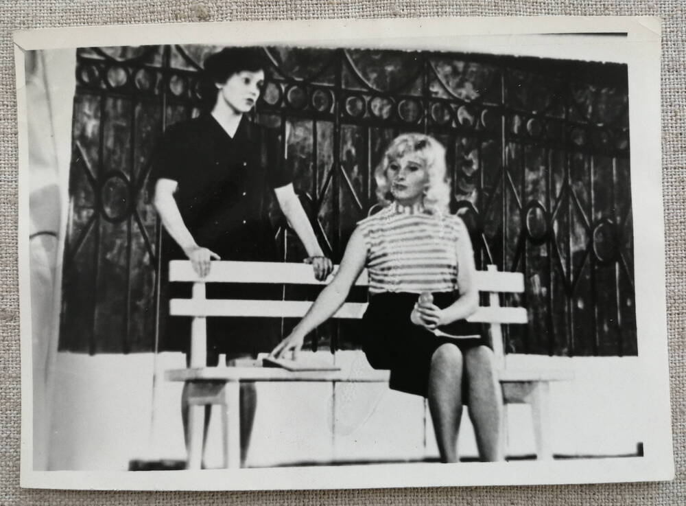 Фото. Сцена из спектакля П. Маляревского Камень-птица. 1974г.