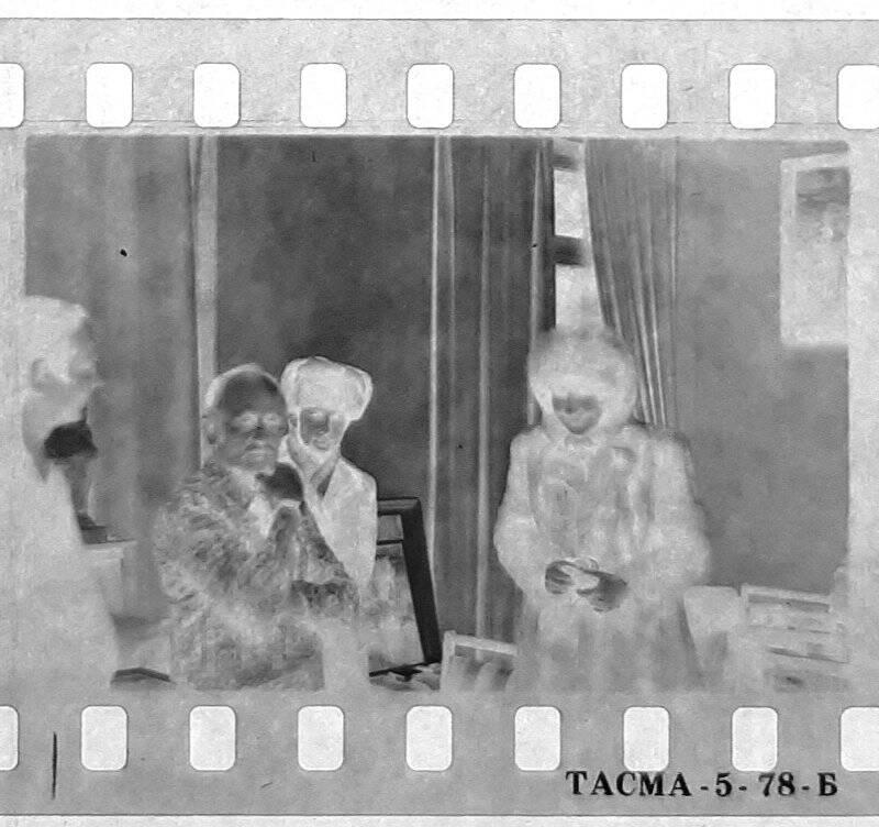 Негатив. П.И. Глушков и Б.Я Аншаков (крайние справа) в дни празднования 80-летия Дома-музея П.И. Чайковского в Клину.