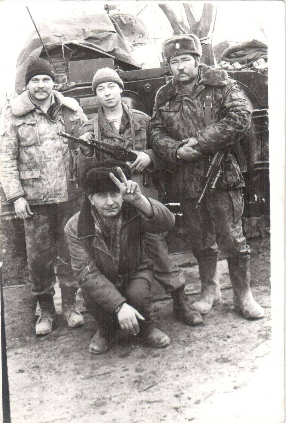 Фото. Подполковник Колтунов Сергей Николаевич (2-й ряд, 1-й справа) с сослуживцами.