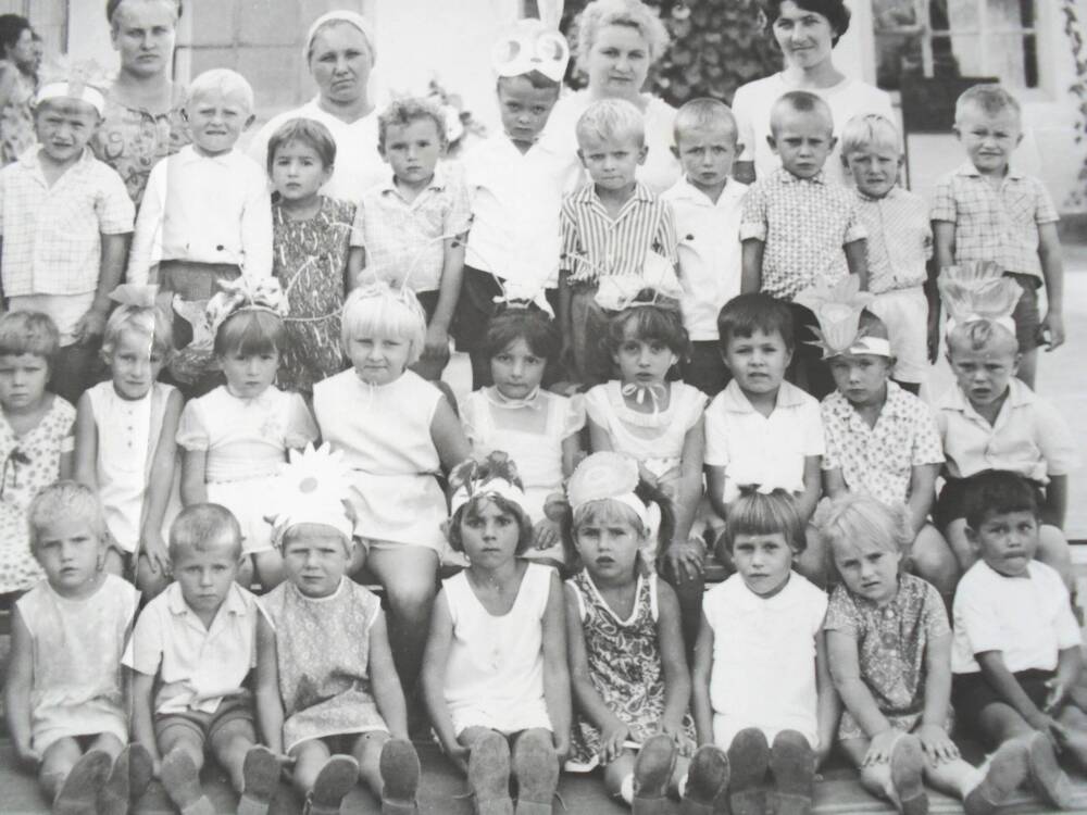 Фотография воспитанников средней группы колхозного детского сада Солнышко. Ставропольский край, ст. Новопавловская, 1972 г.