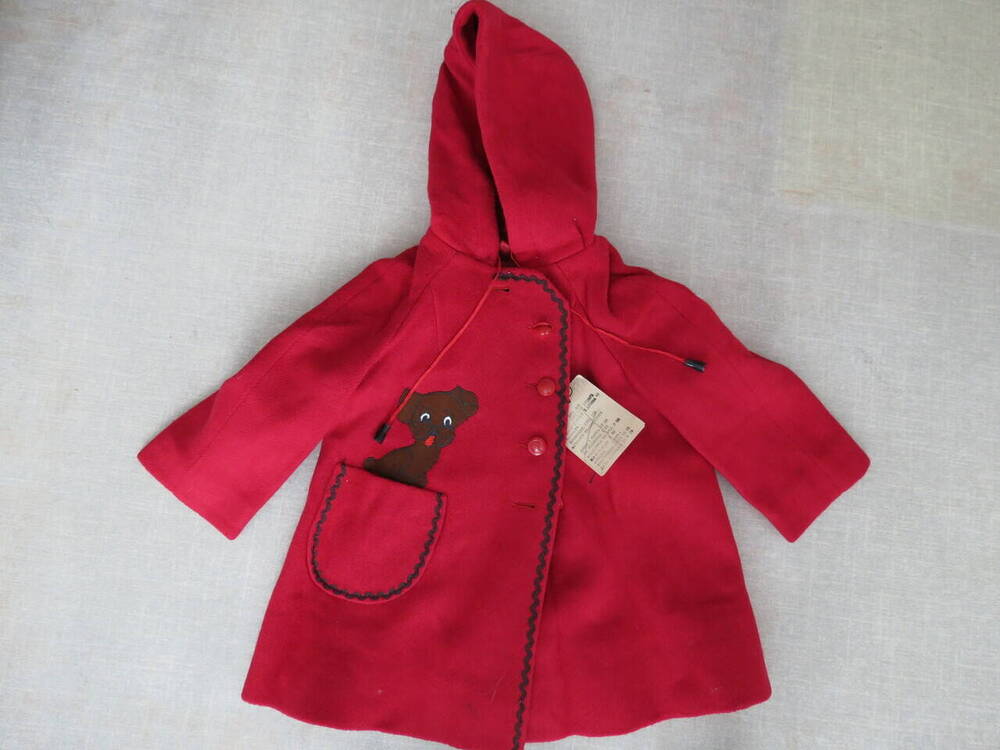 Пальто демисезонное красного цвета для маладшей возрастной группы из полушерстяной, гладкокрашенной ткани. Дата выпуска 20.06.1979.