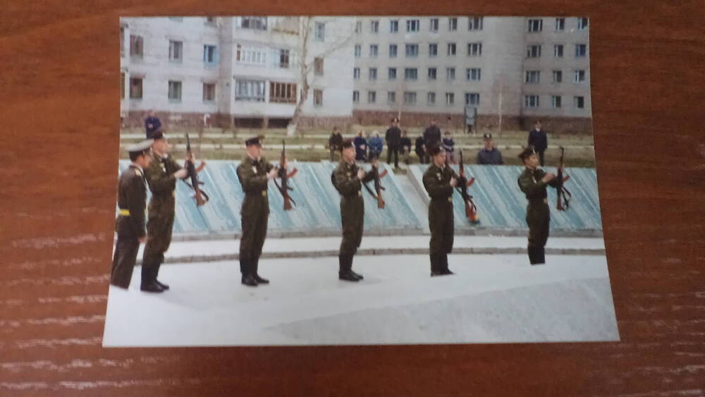 Фото военнослужащих ВС РФ, готовящихся к проведению салюта