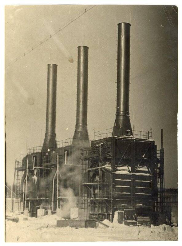 Термо-химическая установка - первая в Западной Сибири (Старый Урай, первые нефтяники, первые стройки). Фотография черно-белая
