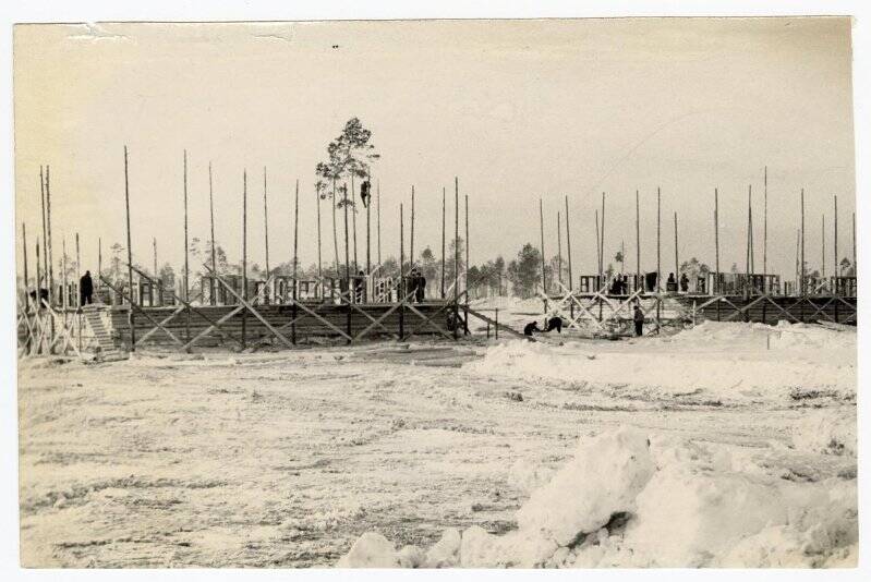 Первые дома микрорайона 1а НГДУ (Старый Урай, первые нефтяники, первые стройки). Фотография черно-белая