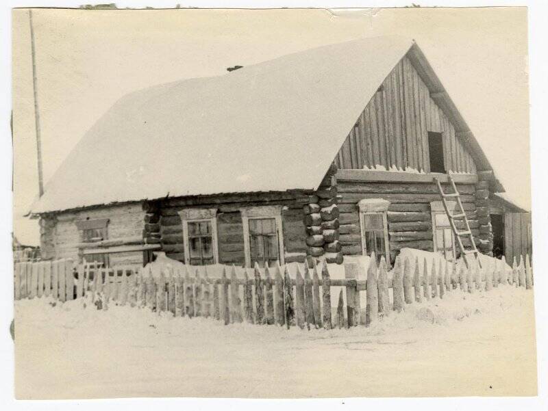 Первый домик, в котором занимались нефтяники (Старый Урай, первые нефтяники, первые стройки). Фотография черно-белая