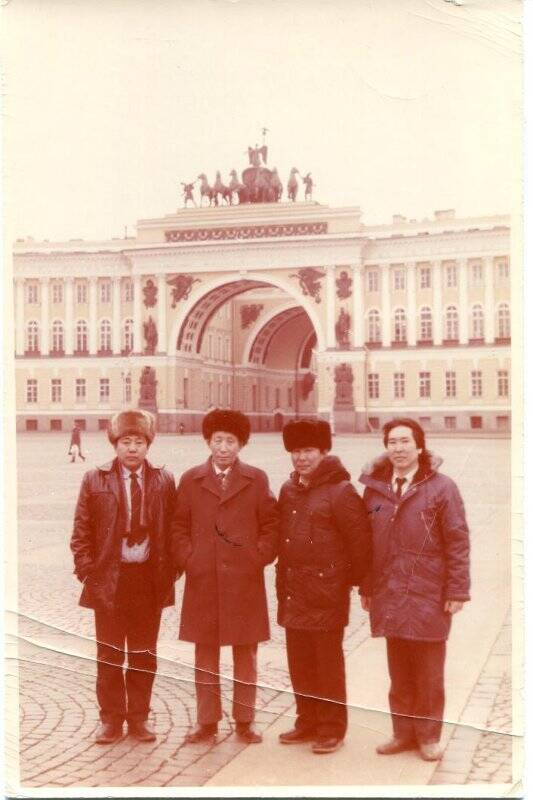 Фото цветное. Сняты четверо мужчин у входа в Эрмитаж г. Ленинграда. Слева направо 2-й С.Г. Жирков.