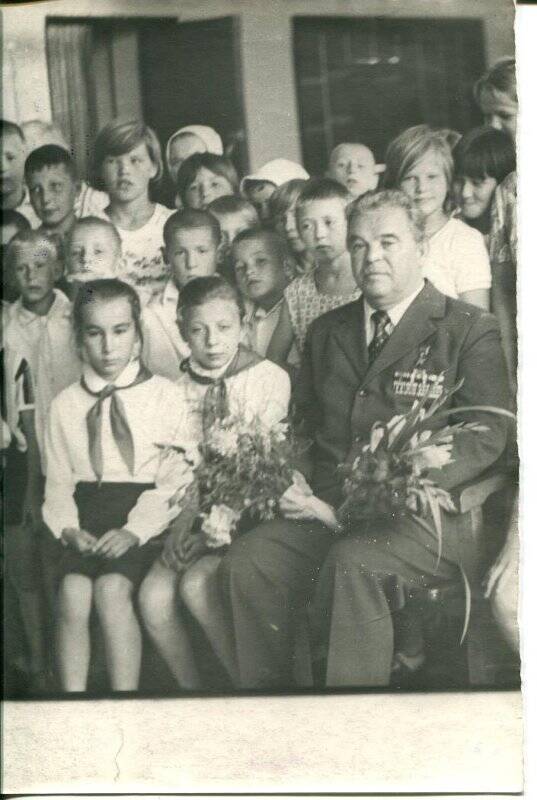 Фотография. Чистяков Василий Михайлович и устюженские школьники, июль 1975 г.