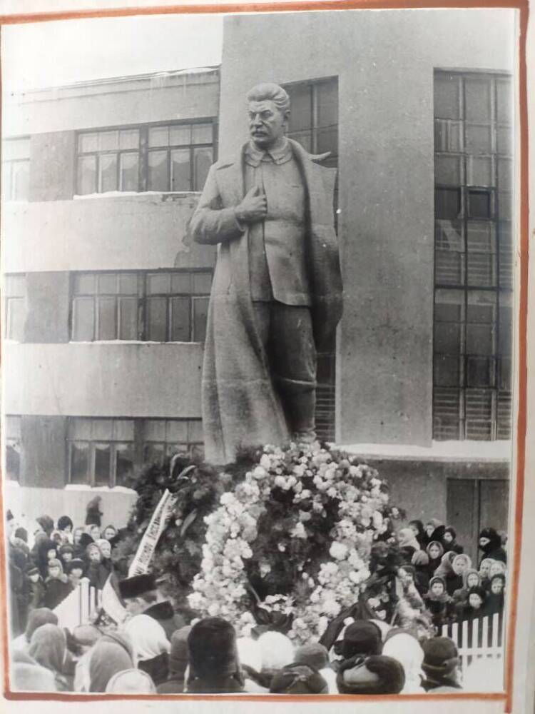 Фото Памятник И.В. Сталина в траурные дни из фотоальбома Траурные дни в городе Котовске