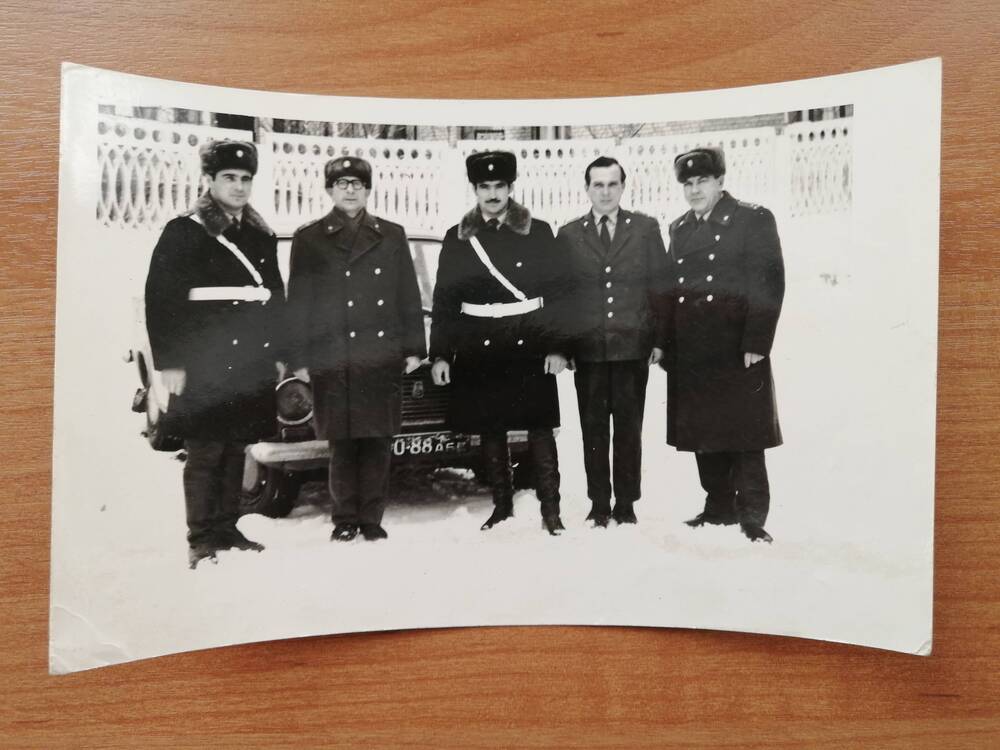 Фотография. Инспекторы ГАИ г.Камень-на-Оби Хайдуков Ю.Н. и Медведев (с белыми ремнями) на курсах в Барнауле.