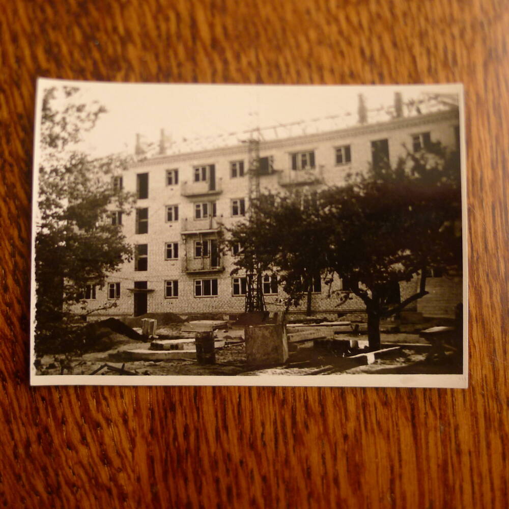 Новый жилой дом завода Волна революции по улице Ломоносова.Начат в сентябре 1959 г.