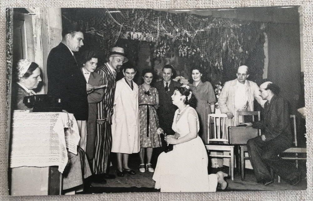 Фото. Сцена из спектакля В сиреневом саду. 1959г.