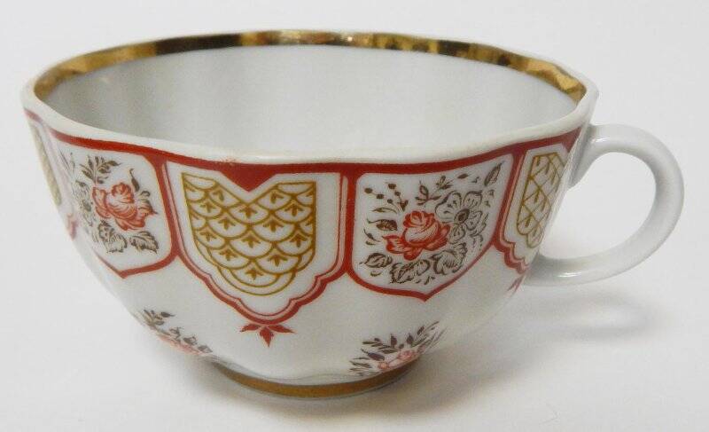 Чашка чайная белого цвета с красно-коричневым орнаментом, форма чашки «тюльпан».