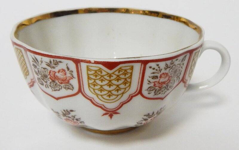 Чашка чайная белого цвета с красно-коричневым орнаментом, форма чашки «тюльпан».