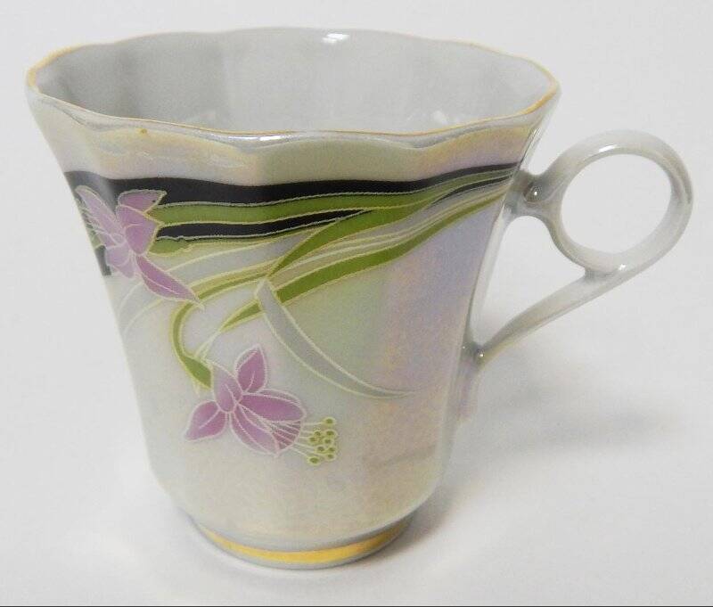 Чашка кофейная перламутрового цвета, с изображением розовых цветов (лилейник) с узкими длинными листьями. Из сервиза кофейного