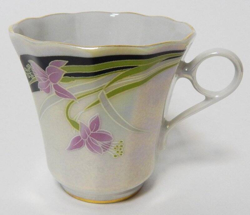 Чашка кофейная перламутрового цвета, с изображением розовых цветов (лилейник) с узкими длинными листьями. Из сервиза кофейного