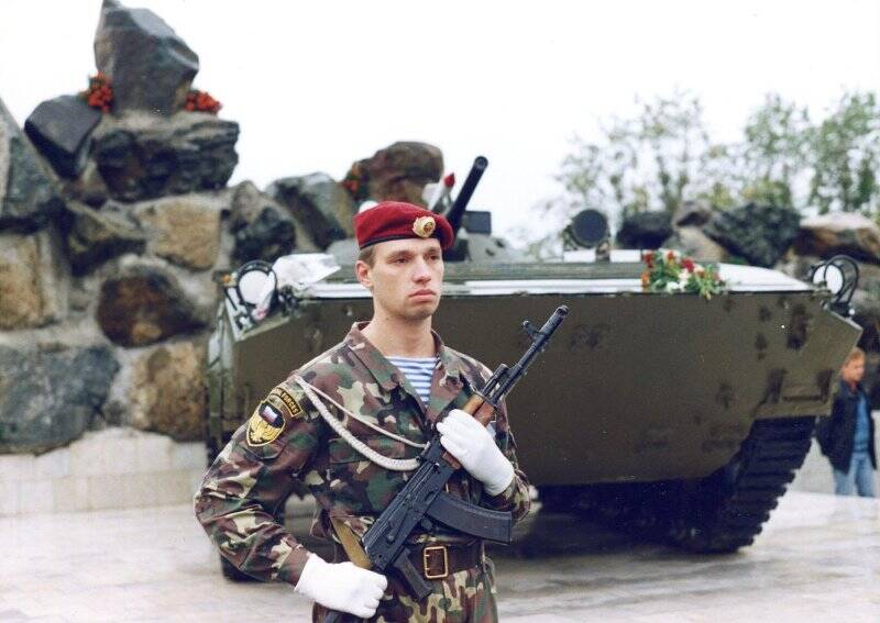 Фотография сюжетная. Открытие памятника погибшим воинам срочной службы в г. Краснотурьинске. 7 октября 1996 года