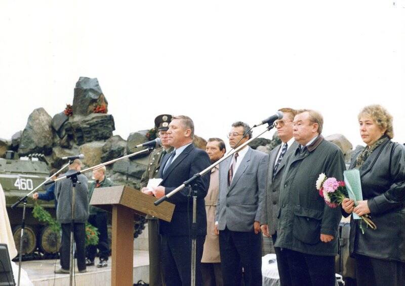 Фотография сюжетная. Открытие памятника погибшим воинам срочной службы в г. Краснотурьинске. 7 октября 1996 года