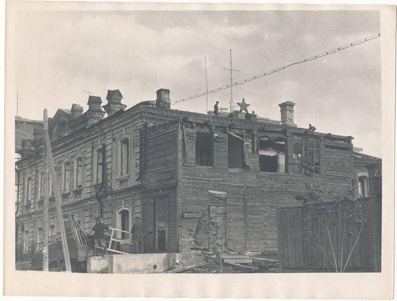 Снос старого дома на углу улиц Почтовой и К.Маркса, фотография