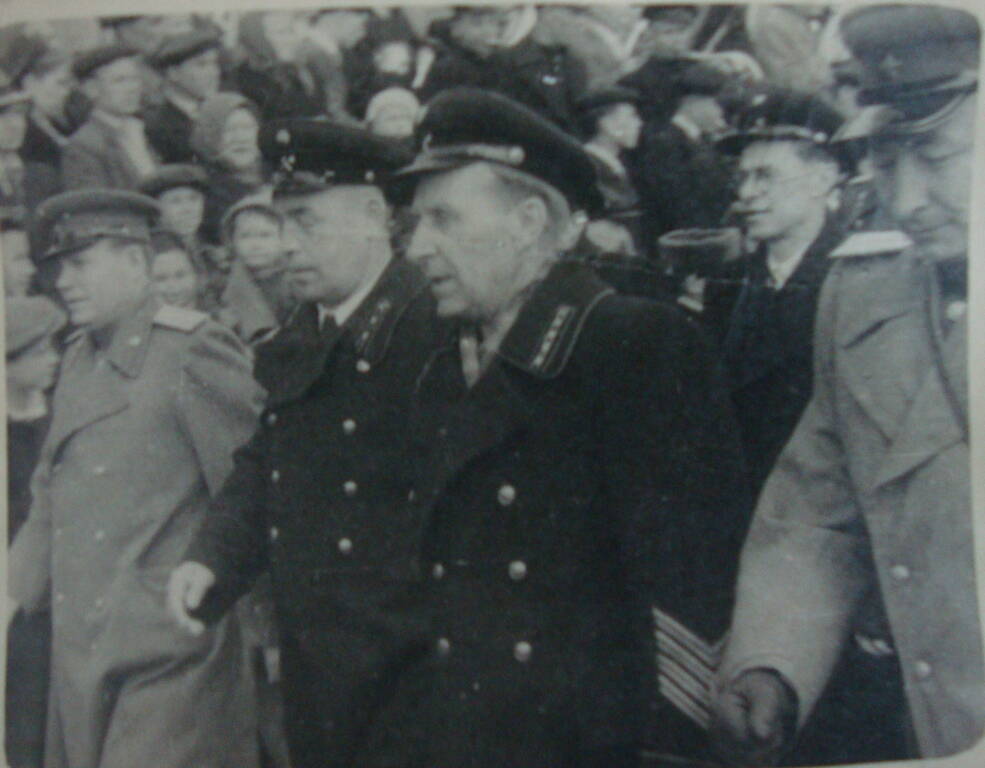 Фото. Колонна треста на демонстрации, 1 мая 1950 г.