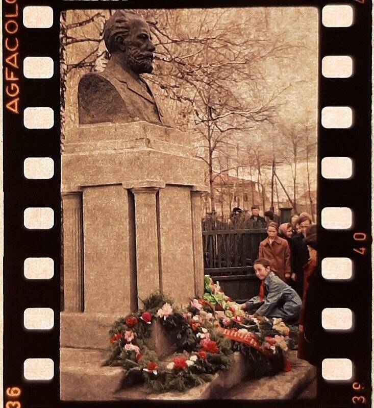 Диапозитив. Празднование 125-летия со дня рождения П.И. Чайковского. Девочка возлагает цветы к памятнику композитора.