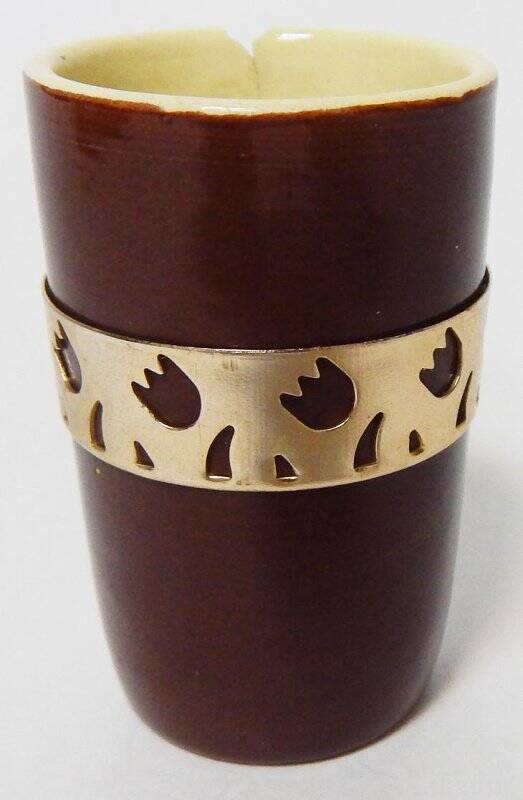 Стопка из керамики коричневого цвета с ободком золотистого цвета (тюльпаны).