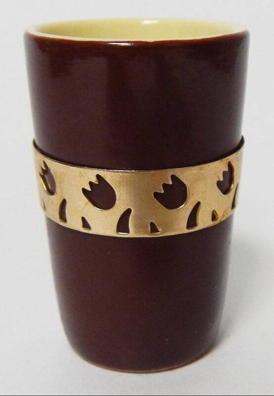 Стопка из керамики коричневого цвета с ободком золотистого цвета (тюльпаны).