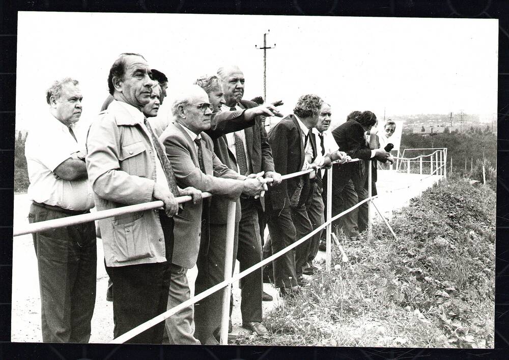 Фото: Участники н/технической конференции Проблемы горнодобывающей промышленности региона КМА на смотровой площадке Лебединского ГОКа, г. Губкин, 5-7 сентября 1995 г., 3 листа.