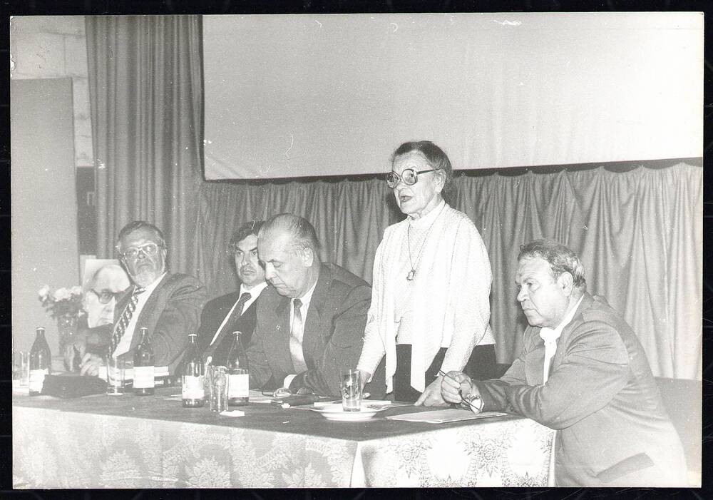 Фото: Президиум н/технической конференции, выступление Максимовой Е.П. - ученого секретаря ИПКОНа, г. Губкин, 5-7 сентября 1995 г., 1 лист.