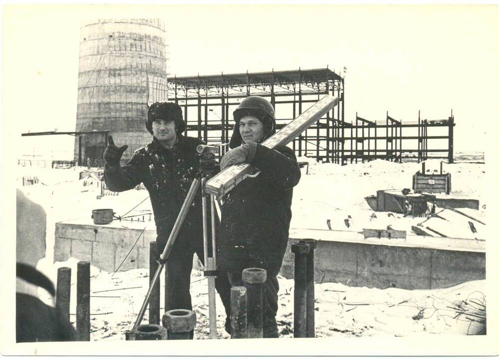 Фотография. Бригадир строителей В. Утоплов ведет съемку на строительной площадке ТЭЦ-2