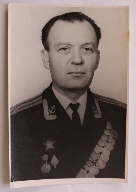 Фотография ч/б: поясное изображение Блиндерова А.С. в форме капитана II ранга