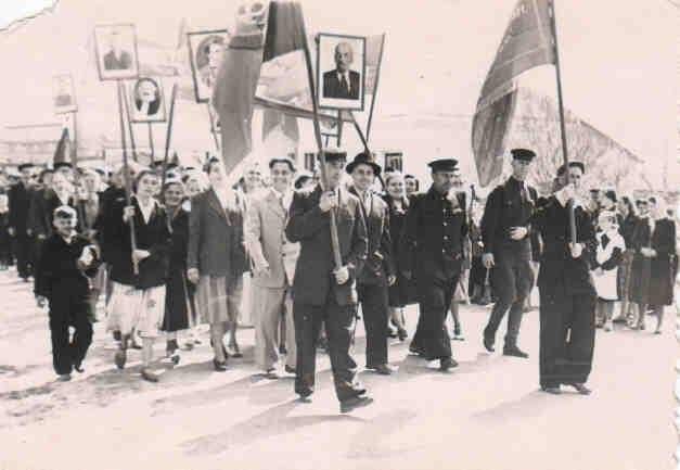 Групповая фотография. Демонстрация трудящихся г. Октябрьска, примерно 1 мая 1958 год. - фотография ветерана труда Лехтмана Якова Ароновича.