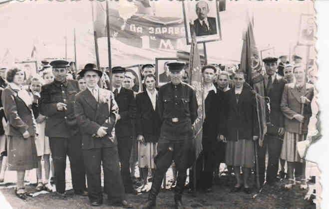 Групповая фотография. Демонстрация трудящихся г. Октябрьска, примерно 1 мая 1958 год. - фотография ветерана труда Лехтмана Якова Ароновича.