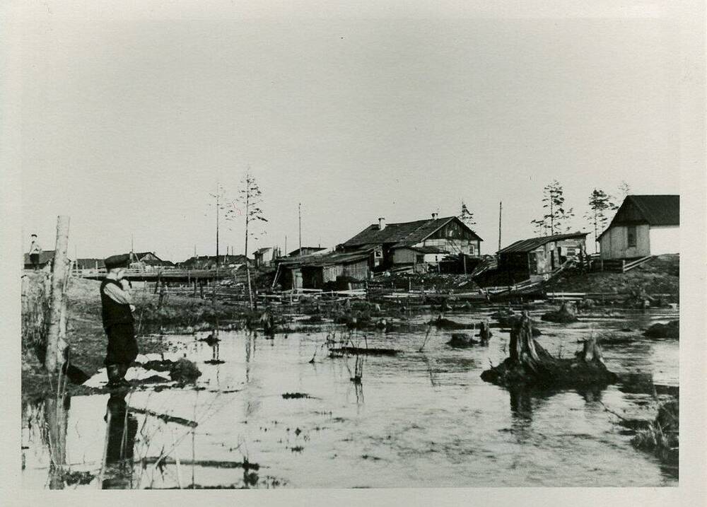 Фото черно-белое, видовое Разлив речки Мазиловки, г. Печора, Коми АССР, 1960 г.