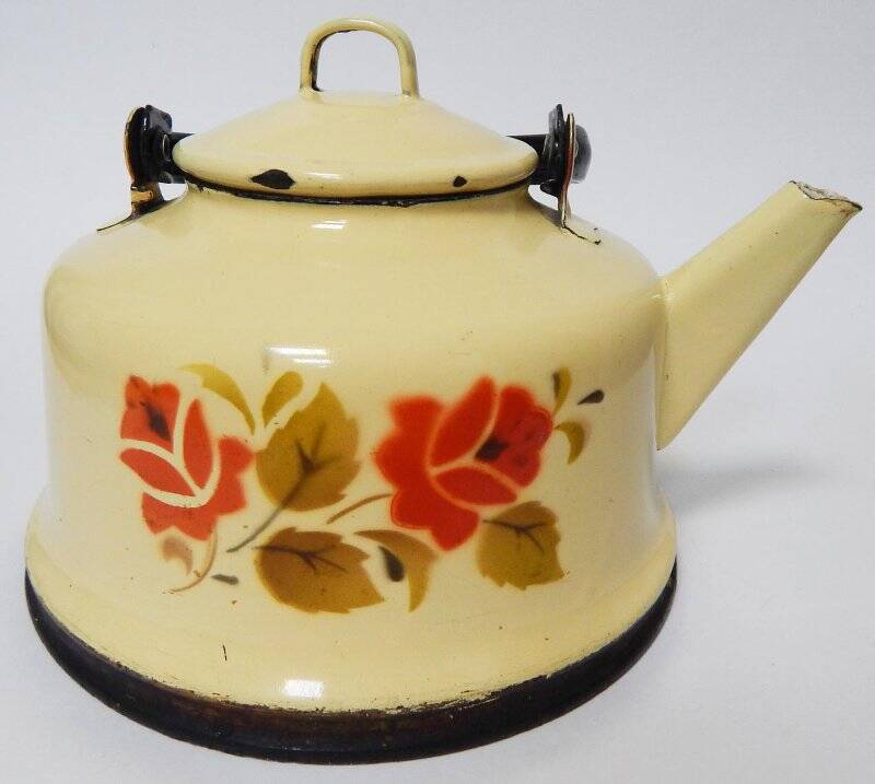 Чайник эмалированный с крышкой, желтого цвета, на тулове цветы красного цвета и листья коричневого цвета.