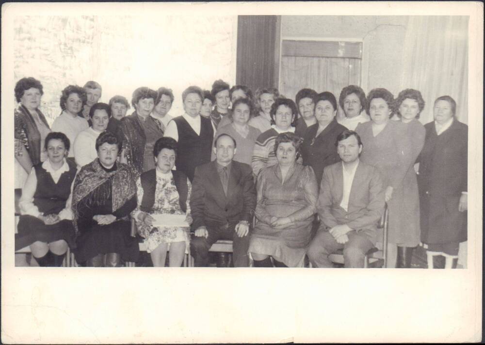 Фото групповое. Работники Саранского райпо. Лукина Антонина Андреевна - 2-й ряд, 1-я справа.