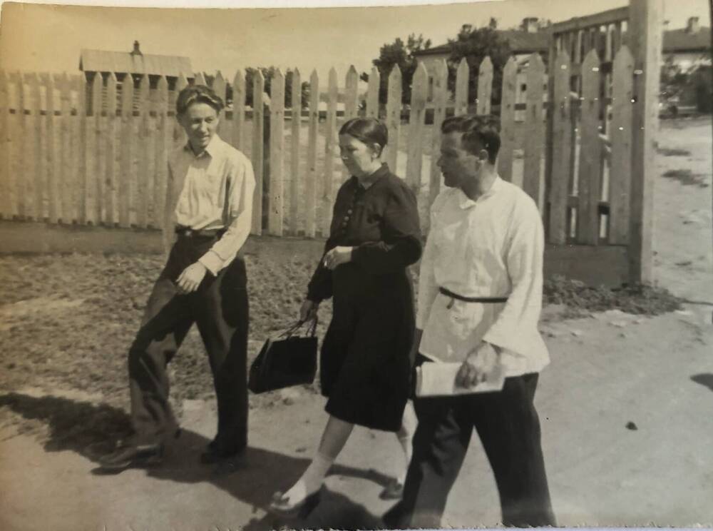 Фотография групповая, в центре Ушакова Анна Павловна врач, главный врач эвакопункта во время Великой Отечественной войны 1941-1945 гг.
