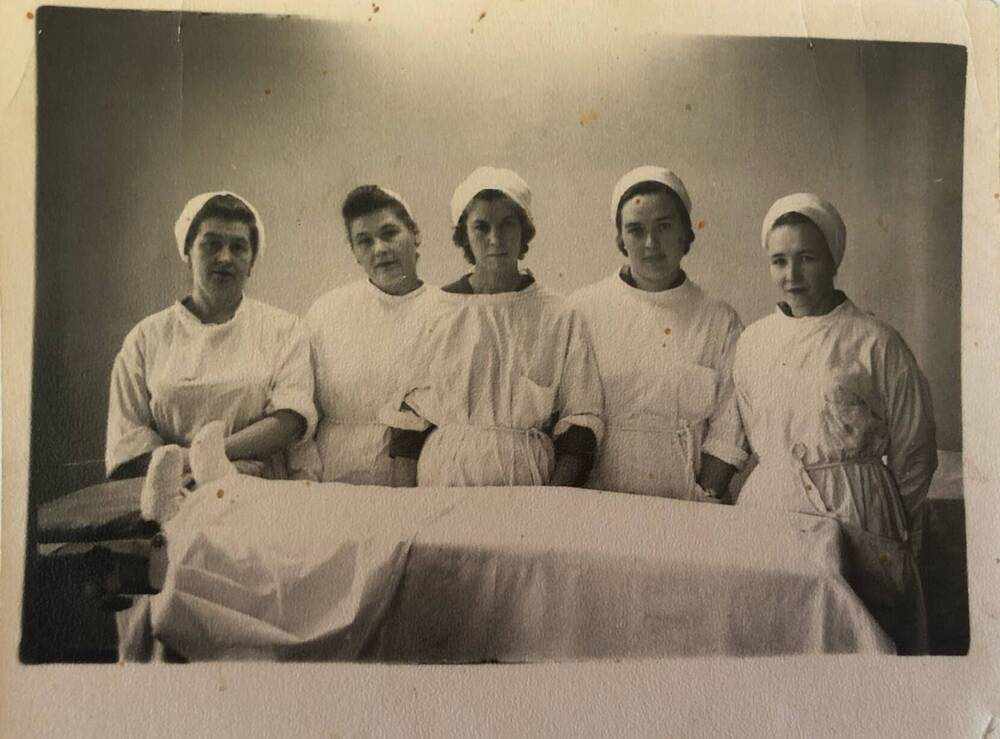 Фотография групповая,  вторая слева Махова Галина Николаевна, медсестра,участница Великой Отечественной войны 1941-1945 гг.