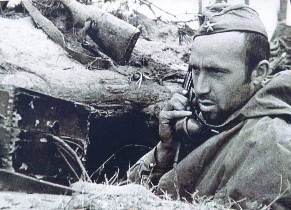 Фото. Лучший связист 75 гв.д. Георгий Белов, он под бомбежкой восстановил линию, где было 35 разрывов.