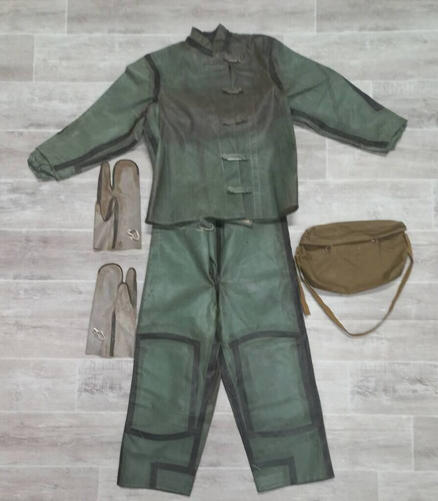 Костюм водонепроницаемый (куртка, брюки, перчатки, сумка). 