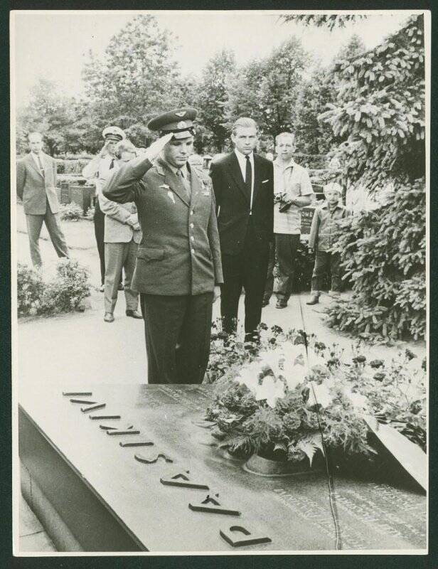 Фотография. Герой Советского Союза космонавт Ю.А. Гагарин во время посещения могилы Ю.К. Паасикиви в Финляндии, июнь 1961 г.