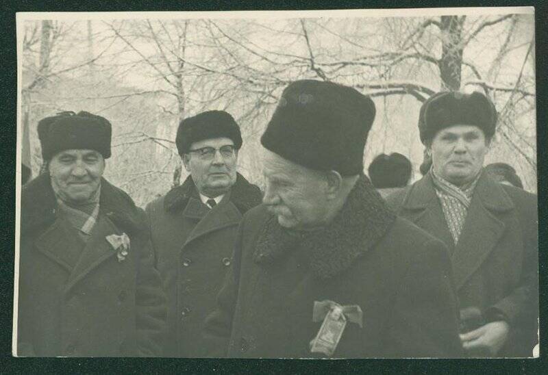 Фотография. Мельников Михаил Леонтьевич с группой товарищей на демонстрации 7 ноября 1970 года.