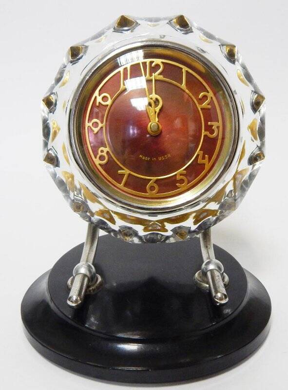 Часы настольные «Маяк» механические, в хрустальной оправе, подставка круглая черного цвета.