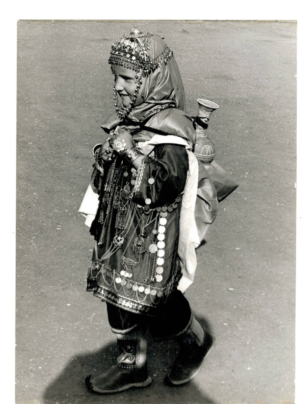 Комплект фотографий  на тему: «Дни поэзии  Журавли» в Дагестане,  1990 г. Фото. Из семейного ансамбля  Гамадовых - дочь